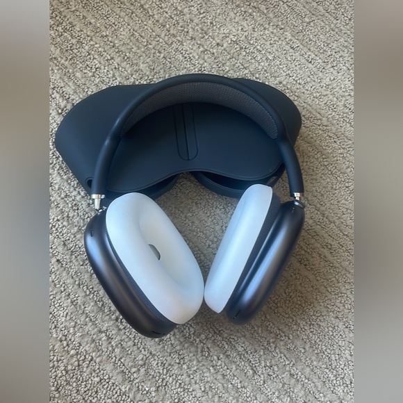 Brand new Apple AirPod Max headphones in space gray - Picture 2 of 3